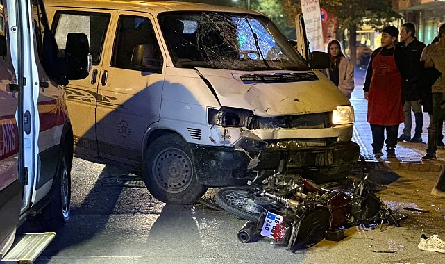 Minibüs ile motosiklet kafa kafaya çarpıştı: 1 yaralı
