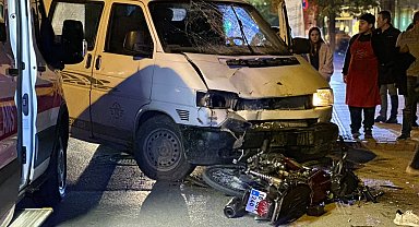 Minibüs ile motosiklet kafa kafaya çarpıştı: 1 yaralı