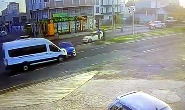 Minibüs ile otomobilin çarpıştığı kaza kamerada; 2 yaralı