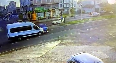 Minibüs ile otomobilin çarpıştığı kaza kamerada; 2 yaralı