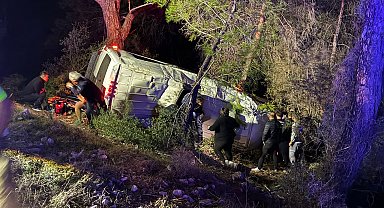 Minibüs şarampole devrildi: 15 yaralı