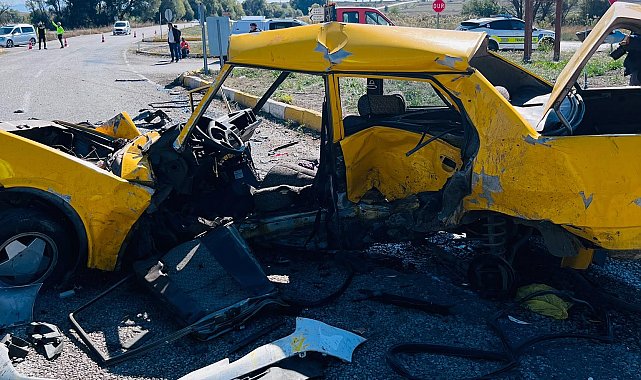 Minibüsle otomobil çarpıştı: 3 ölü, 1 yaralı