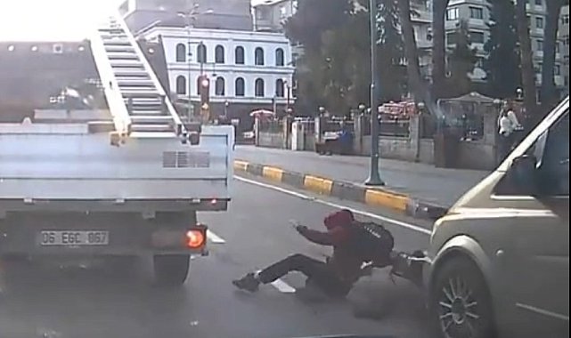 Minibüsün elektrikli bisikletteki 2 öğrenciye çarptığı anlar kamerada