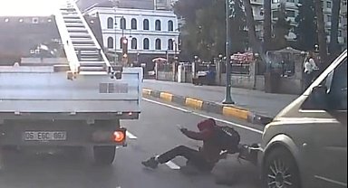 Minibüsün elektrikli bisikletteki 2 öğrenciye çarptığı anlar kamerada