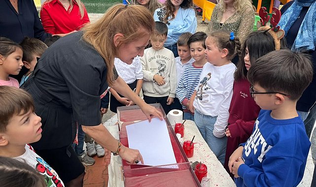 Minik eller ebru sanatıyla Türk bayrağı işledi