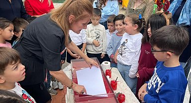 Minik eller ebru sanatıyla Türk bayrağı işledi