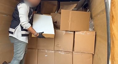 Mobil depo olarak kullanılan minibüste 1,1 milyon kaçak makaron ele geçirildi