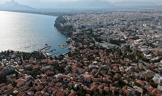 Modern yaşam ile tarihin iç içe geçtiği Kaleiçi havadan görüntülendi