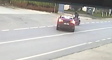Motosiklet ile otomobilin çarpıştığı kaza kamerada