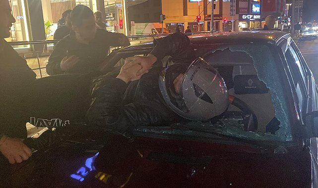 Motosiklet sürücüsü otomobilin ön camından içeri girdi