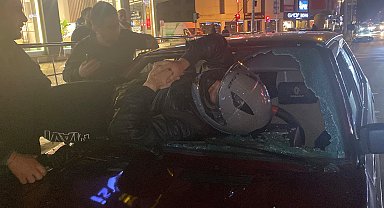 Motosiklet sürücüsü otomobilin ön camından içeri girdi