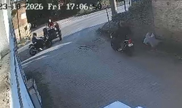 Motosiklet, traktöre ardından durağa çarptı; sürücünün ağır yaralandığı kaza kamerada