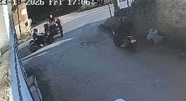Motosiklet, traktöre ardından durağa çarptı; sürücünün ağır yaralandığı kaza kamerada