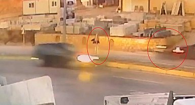 Motosikletin çarptığı yaya öldü; kaza kamerada