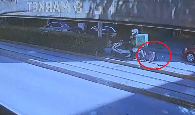 Motosikletin yayaya çarptığı kaza kamerada; 2 yaralı