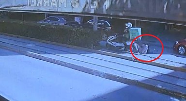 Motosikletin yayaya çarptığı kaza kamerada; 2 yaralı