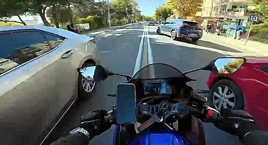 Motosikletle otomobilin çarpıştığı anlar kask kamerasında