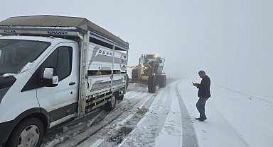 Muş'ta kar yağışı nedeniyle yollarda kalan araçların sürücüleri kurtarıldı