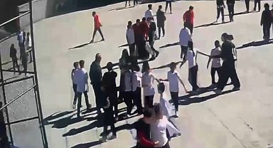 Nefes borusuna yiyecek kaçan öğrencisini Heimlich manevrasıyla kurtardı