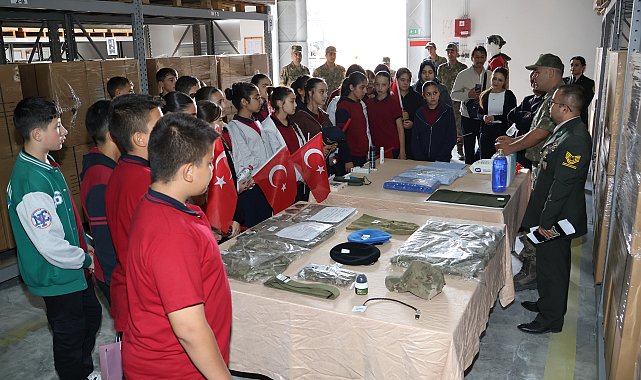 Öğrenciler, 'Mehmetçikle Bir Gün' projesi kapsamında kışlaları ziyaret etti