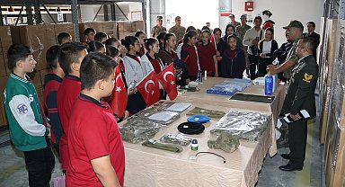 Öğrenciler, 'Mehmetçikle Bir Gün' projesi kapsamında kışlaları ziyaret etti
