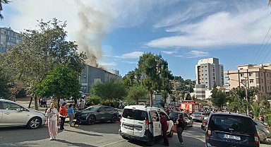 Okulun çatısında çıkan yangın kontrol altına alındı