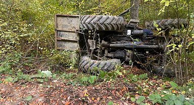 Ormanda devrilen traktörün sürücüsü kurtarılamadı