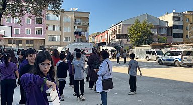 Ortaokulda 12 öğrenci zehirlenme şüphesiyle hastaneye kaldırıldı