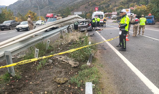 Otomobil bariyere çarptı; 1 ölü, 4 yaralı