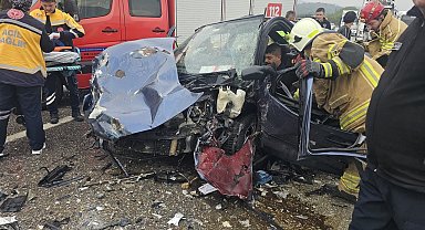 Otomobil, hafriyat kamyonu çarptı; 1'i çocuk 2 yaralı