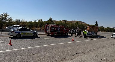 Otomobil, hafriyat kamyonuna arkadan çarptı: 2'si ağır, 3 yaralı