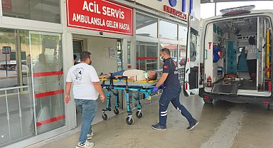 Otomobil ile çarpışan motosikletteki çift yaralandı; kaza kamerada