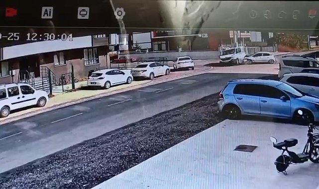 Otomobil ile minibüsün çarpıştığı kaza kamerada: 3 yaralı