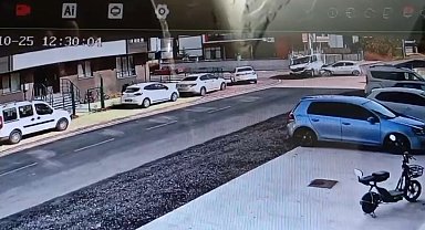 Otomobil ile minibüsün çarpıştığı kaza kamerada: 3 yaralı