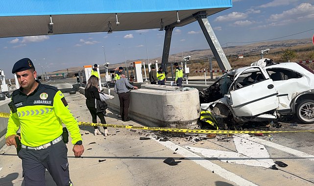 Otomobil, otoyol gişelerinin bariyerine çarptı: 1 ölü