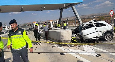 Otomobil, otoyol gişelerinin bariyerine çarptı: 1 ölü