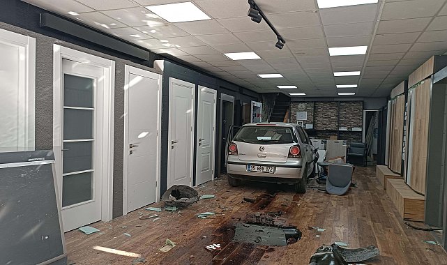 Otomobil, parke ve kapı satışı yapılan iş yerine daldı