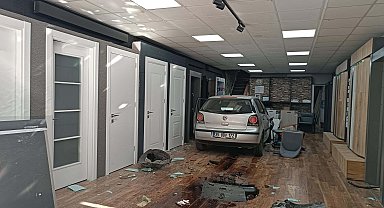 Otomobil, parke ve kapı satışı yapılan iş yerine daldı