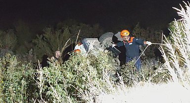 Otomobil uçuruma yuvarlandı, sürücü öldü, eşi yaralandı