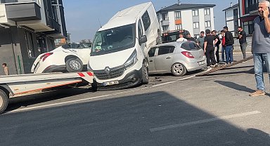 Otomobil ve minibüs çarpışıp savrulduktan sonra park halindeki araca çarptı: 3 yaralı