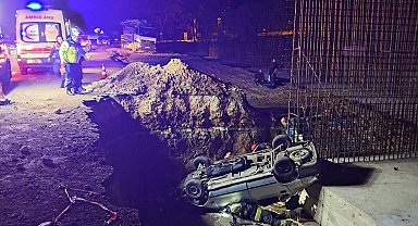 Otomobil, yol yapımı için kazılan çukura düştü; 1 ölü, 5 yaralı