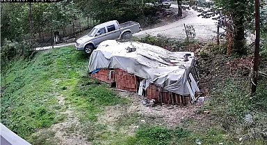 Otomobile çarpan kamyonetin bahçeye girdiği anlar kamerada