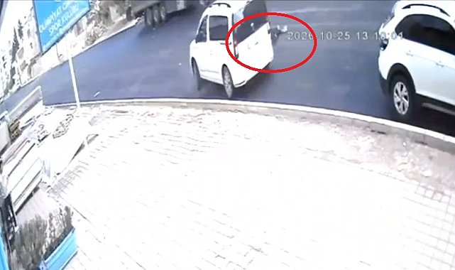 Otomobilin araçtan inen çocuğa çarptığı kaza kamerada