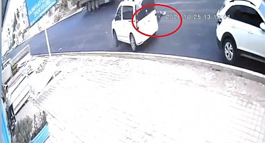 Otomobilin araçtan inen çocuğa çarptığı kaza kamerada