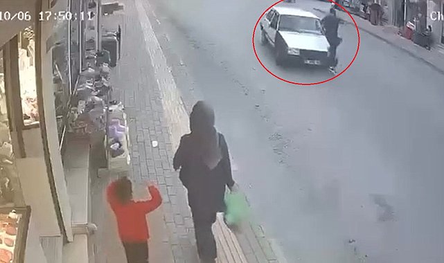 Otomobilin çarpacağını anlayınca sıçrayıp, yan aynaya tutundu; kaza kamerada
