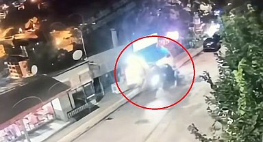 Otomobilin çarpmasıyla 6 kişinin yaralandığı kaza kamerada