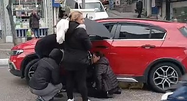 Otomobilin çarptığı anne ile kızına çevredekiler şemsiye tuttu