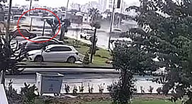 Otomobilin direğe çarptığı, sürücünün öldüğü kaza kamerada