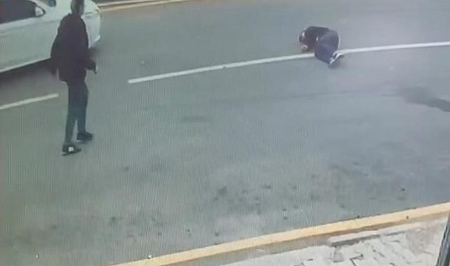 Otomobilin öğrenciye çarptığı kaza kamerada