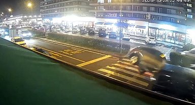 Otomobilin park halindeki araca çarpıp takla attığı kazanın görüntüleri ortaya çıktı